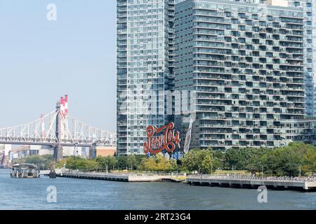 New York, États-Unis d'Amérique, 23 septembre 2019 : panneau publicitaire Pepsi Cola d'une ancienne usine d'embouteillage de long Island Banque D'Images