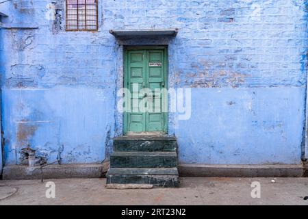 Jodhpur, Inde, 9 décembre 2019 : une vieille porte vers une maison bleue traditionnelle Banque D'Images