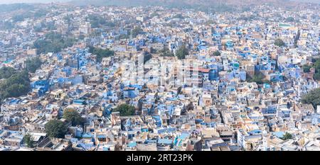 Jodhpur, Inde, 9 décembre 2019 : vue panoramique de la ville avec des maisons bleues du fort de Mehrangarh Banque D'Images