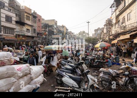 Old Delhi, Inde, 4 décembre 2019 : une rue animée au marché aux épices Khari Baoli dans Old Delhi Banque D'Images