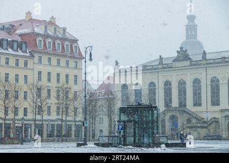 Neige sur le Neumarkt presque désert de Dresde, tous les magasins, restaurants et hôtels sont fermés en raison du Coronalockdown Banque D'Images