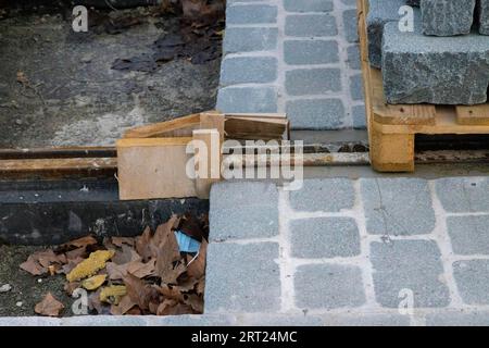 L'historique Sohienstrasse, dans la vieille ville de Dresde, reçoit de nouvelles voies de tramway et un pavage pavé en accord avec son statut de bâtiment classé Banque D'Images