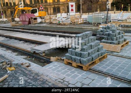 L'historique Sohienstrasse, dans la vieille ville de Dresde, reçoit de nouvelles voies de tramway et un pavage pavé en accord avec son statut de bâtiment classé Banque D'Images