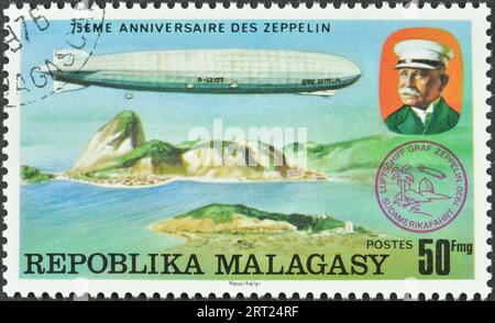 Timbre-poste annulé imprimé par Grenade, qui célèbre le 75th anniversaire du premier vol de zeppelin, vers 1977. Banque D'Images