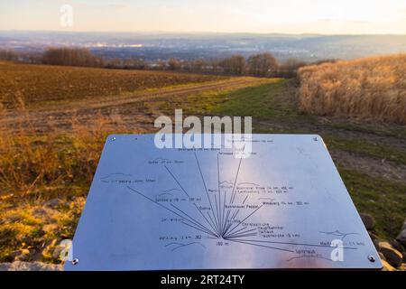 Depuis le point de vue sur le Rockauer Hoehe, connu sous le nom de Hiefel de Saxe, vous pouvez admirer Dresde jusqu'aux montagnes Osterzgebirge Banque D'Images