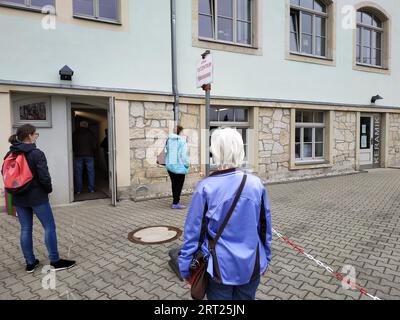 De nombreux citoyens du district de Saechsische Schweiz Osterzgebirge profitent de la possibilité d'un test rapide Corona gratuit dans la communauté Banque D'Images