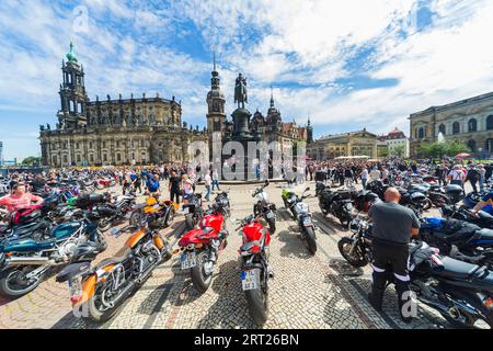 Plus de 5 000 motocyclistes d'Allemagne centrale manifestent contre l'interdiction de conduire sur Theaterplatz à Dresde Banque D'Images