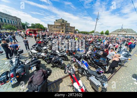 Plus de 5 000 motocyclistes d'Allemagne centrale manifestent contre l'interdiction de conduire sur Theaterplatz à Dresde Banque D'Images