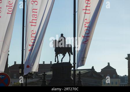 Statue équestre du roi Jean sur Theatre Square. Drapeaux uniques agitant devant l'Opéra de Semper fermé avec les titres du répertoire Banque D'Images