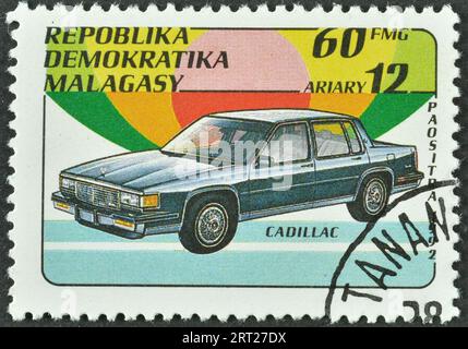 Timbre-poste annulé imprimé par Madagascar, qui montre Cadillac, vers 1992. Banque D'Images
