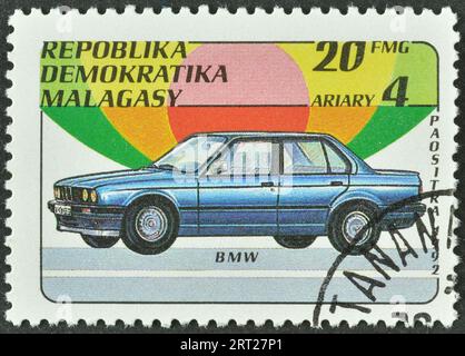 Timbre-poste annulé imprimé par Madagascar, qui montre BMW, vers 1992. Banque D'Images