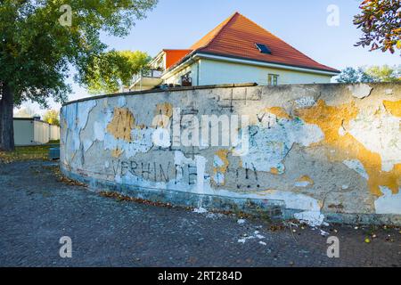 Sur le site de la caserne des forces armées soviétiques en Allemagne, qui abrite aujourd'hui un complexe résidentiel, des signes en caractères cyrilliques nous rappellent encore Banque D'Images