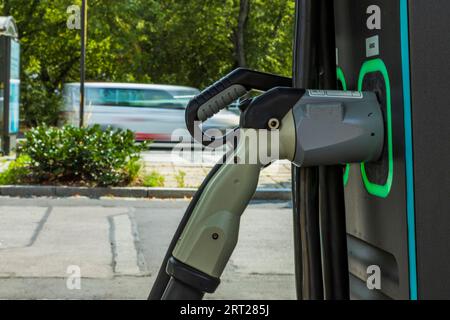 MOBI regroupe les options de mobilité urbaine et écologique des tramways, bus, vélos de location et voitures ainsi que les bornes de recharge pour voitures électriques Banque D'Images