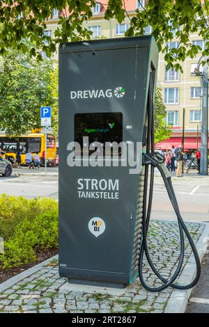 MOBI regroupe les options de mobilité urbaine et écologique des tramways, bus, vélos de location et voitures ainsi que les bornes de recharge pour voitures électriques Banque D'Images