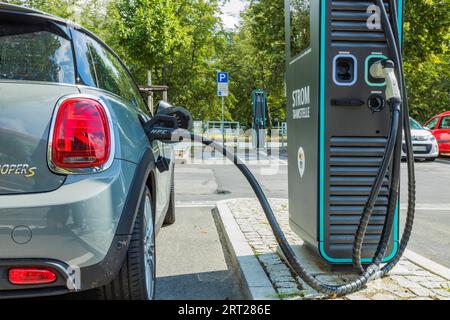 MOBI regroupe les options de mobilité urbaine et écologique des tramways, bus, vélos de location et voitures ainsi que les bornes de recharge pour voitures électriques Banque D'Images