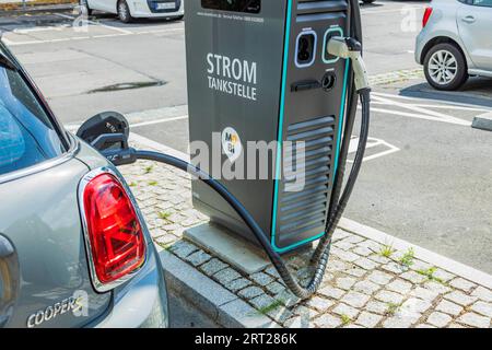 MOBI regroupe les options de mobilité urbaine et écologique des tramways, bus, vélos de location et voitures ainsi que les bornes de recharge pour voitures électriques Banque D'Images