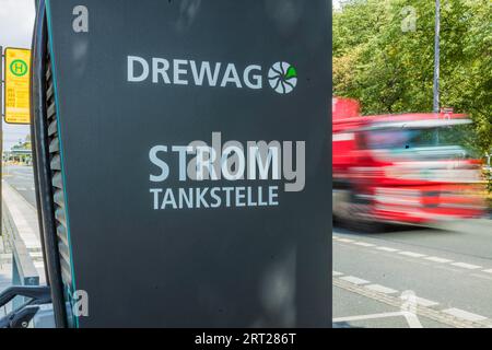 MOBI regroupe les options de mobilité urbaine et écologique des tramways, bus, vélos de location et voitures ainsi que les bornes de recharge pour voitures électriques Banque D'Images