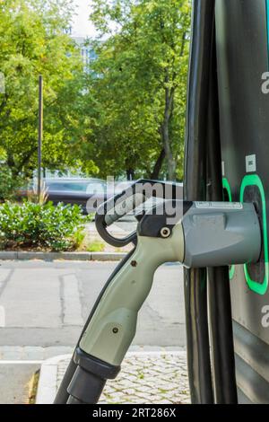 MOBI regroupe les options de mobilité urbaine et écologique des tramways, bus, vélos de location et voitures ainsi que les bornes de recharge pour voitures électriques Banque D'Images