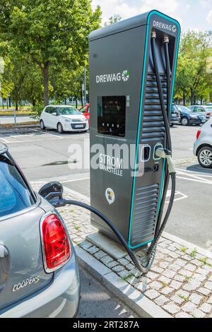 MOBI regroupe les options de mobilité urbaine et écologique des tramways, bus, vélos de location et voitures ainsi que les bornes de recharge pour voitures électriques Banque D'Images