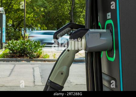 MOBI regroupe les options de mobilité urbaine et écologique des tramways, bus, vélos de location et voitures ainsi que les bornes de recharge pour voitures électriques Banque D'Images