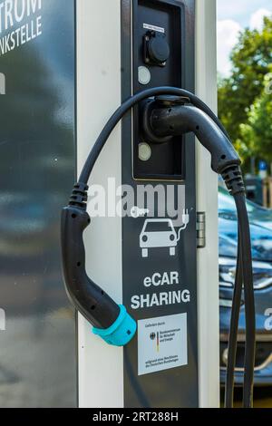 MOBI regroupe les options de mobilité urbaine et écologique des tramways, bus, vélos de location et voitures ainsi que les bornes de recharge pour voitures électriques Banque D'Images