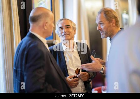Bruno Jedy, Soazig Quemener et Jean-Christophe Tortora rencontrent lecteurs et journalistes lors d'une réunion "café du dimanche" pour préparer le nouveau journal du dimanche du groupe la Tribune Dimanche à Paris le 10 septembre 2023. Photo Eliot Blondet/ABACAPRESS.COM crédit : Abaca Press/Alamy Live News Banque D'Images