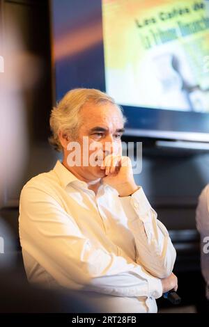 Bruno Jedy, Soazig Quemener et Jean-Christophe Tortora rencontrent lecteurs et journalistes lors d'une réunion "café du dimanche" pour préparer le nouveau journal du dimanche du groupe la Tribune Dimanche à Paris le 10 septembre 2023. Photo Eliot Blondet/ABACAPRESS.COM crédit : Abaca Press/Alamy Live News Banque D'Images