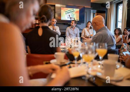 Bruno Jedy, Soazig Quemener et Jean-Christophe Tortora rencontrent lecteurs et journalistes lors d'une réunion "café du dimanche" pour préparer le nouveau journal du dimanche du groupe la Tribune Dimanche à Paris le 10 septembre 2023. Photo Eliot Blondet/ABACAPRESS.COM crédit : Abaca Press/Alamy Live News Banque D'Images