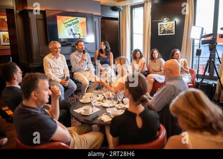 Bruno Jedy, Soazig Quemener et Jean-Christophe Tortora rencontrent lecteurs et journalistes lors d'une réunion "café du dimanche" pour préparer le nouveau journal du dimanche du groupe la Tribune Dimanche à Paris le 10 septembre 2023. Photo Eliot Blondet/ABACAPRESS.COM crédit : Abaca Press/Alamy Live News Banque D'Images