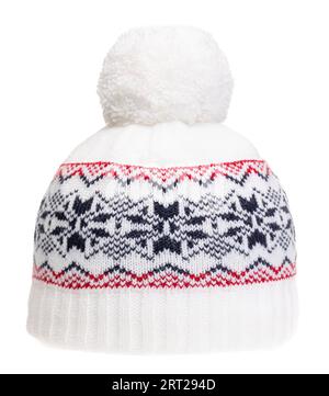 Chapeau de boules d'hiver tricoté blanc décoré avec ornement géométrique scandinave. Bonnet en laine fait à la main avec pompom sur le dessus Banque D'Images