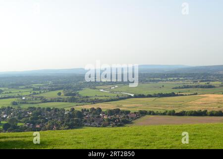 Vue depuis Springhead Hill, entre Rackham et Kithurst Hill sur South Downs Way près d'Amberley et Storrington. Rivière Arun à mi-distance Banque D'Images