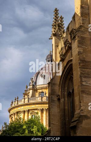 Église St Mary et Radcliffe Camera, Oxford, Angleterre Banque D'Images