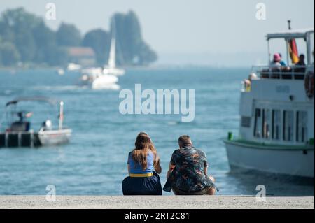 Konstanz, Allemagne. 10 septembre 2023. Les gens s'assoient sur la promenade au soleil le dernier jour des vacances d'été dans le Bade-Württemberg. Crédit : Silas Stein/dpa/Alamy Live News Banque D'Images