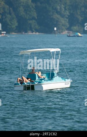 Konstanz, Allemagne. 10 septembre 2023. Les gens font du pédalo sur le lac de Constance au soleil le dernier jour des vacances d'été dans le Bade-Württemberg. Crédit : Silas Stein/dpa/Alamy Live News Banque D'Images