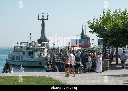 Konstanz, Allemagne. 10 septembre 2023. Les gens marchent le long de la promenade au soleil le dernier jour des vacances d'été dans le Bade-Württemberg. Crédit : Silas Stein/dpa/Alamy Live News Banque D'Images