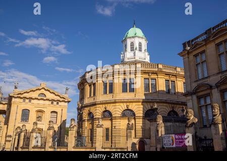 The Emperor se dirige devant le Sheldonian Theatre, Oxford, Oxfordshire, Angleterre Banque D'Images