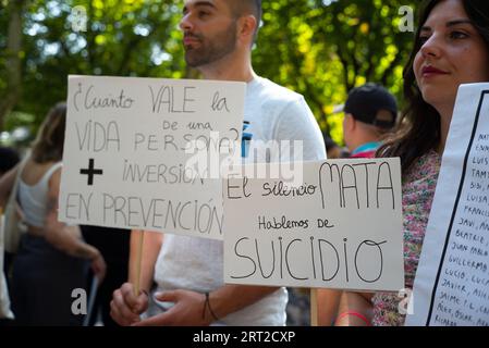 Les gens manifestent pour exiger un plan national de prévention du suicide sur le Paseo del Pardo à Madrid le 10 septembre, en Espagne. Banque D'Images