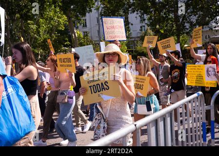 Les gens manifestent pour exiger un plan national de prévention du suicide sur le Paseo del Pardo à Madrid le 10 septembre, en Espagne. Banque D'Images