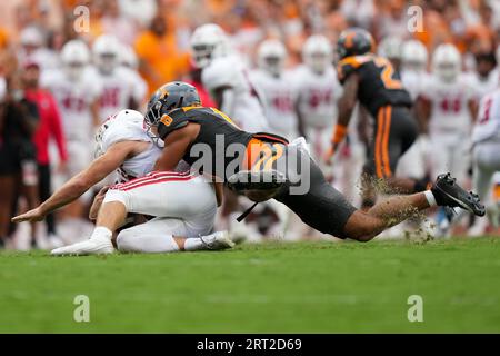 9 septembre 2023 : Aaron Beasley #6 des volontaires du Tennessee Sacks Mike DiLiello #12 des Austin Peay Governors pendant le match de football de la NCAA entre les volontaires de l'Université du Tennessee et les Austin Peay Governors au Neyland Stadium à Knoxville TN Tim Gangloff/CSM (image de crédit : © Tim Gangloff/Cal Sport Media) Banque D'Images