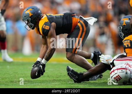 9 septembre 2023 : Aaron Beasley #6 des Tennessee Volunteers ramasse une balle lâche pendant le match de football de la NCAA entre les volontaires de l'Université du Tennessee et les Austin Peay Governors au Neyland Stadium à Knoxville TN Tim Gangloff/CSM Banque D'Images