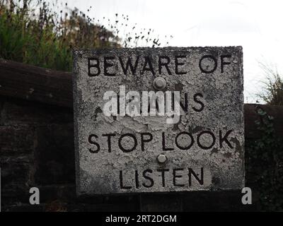 Panneau d'avertissement Dent Station sur Carlisle to Settle Railway, Cumbria, Royaume-Uni : méfiez-vous des trains, arrêtez, regardez, écoutez Banque D'Images