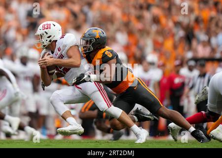 9 septembre 2023 : Aaron Beasley #6 des volontaires du Tennessee Sacks Mike DiLiello #12 des Austin Peay Governors pendant le match de football de la NCAA entre les volontaires de l'Université du Tennessee et les Austin Peay Governors au Neyland Stadium à Knoxville TN Tim Gangloff/CSM (image de crédit : © Tim Gangloff/Cal Sport Media) Banque D'Images