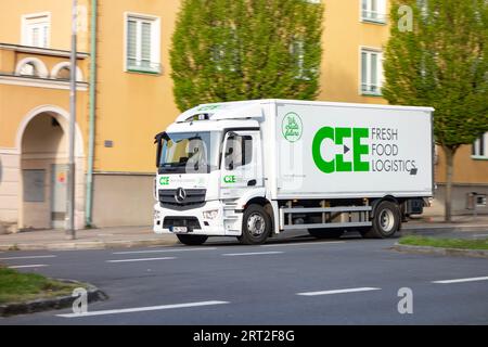 HAVIROV, RÉPUBLIQUE TCHÈQUE - 4 MAI 2023 : camion Mercedes-Benz Actros 1832 de la société CEE Fresh Food Logistics avec effet de flou de mouvement Banque D'Images