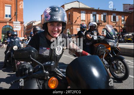 Toulouse, France. 08 septembre 2023. Ange ailes, Ramatuelle. Lady Strikers, sur sa moto sur la route. Le MC France Doomstrikers à Toulouse. Un club de motards composé de forces de l'ordre et de passionnés militaires. Le pour les forces de l'ordre et MC pour moto-Club. France, Toulouse, 8 septembre 2023. Photo de Patricia Huchot-Boissier/ABACAPRESS.COM crédit : Abaca Press/Alamy Live News Banque D'Images