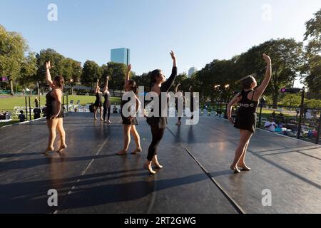 Sayat Nova Dance Company répète avec le Boston Landmarks Orchestra au Hatch Shell sur l'Esplanade à Boston Massachusetts Banque D'Images