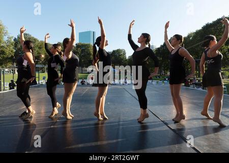 Sayat Nova Dance Company répète avec le Boston Landmarks Orchestra au Hatch Shell sur l'Esplanade à Boston Massachusetts Banque D'Images