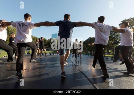 Sayat Nova Dance Company répète avec le Boston Landmarks Orchestra au Hatch Shell sur l'Esplanade à Boston Massachusetts Banque D'Images