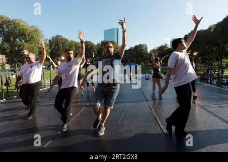 Sayat Nova Dance Company répète avec le Boston Landmarks Orchestra au Hatch Shell sur l'Esplanade à Boston Massachusetts Banque D'Images