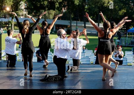 Sayat Nova Dance Company répète avec le Boston Landmarks Orchestra au Hatch Shell sur l'Esplanade à Boston Massachusetts Banque D'Images