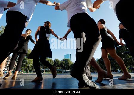 Sayat Nova Dance Company répète avec le Boston Landmarks Orchestra au Hatch Shell sur l'Esplanade à Boston Massachusetts Banque D'Images